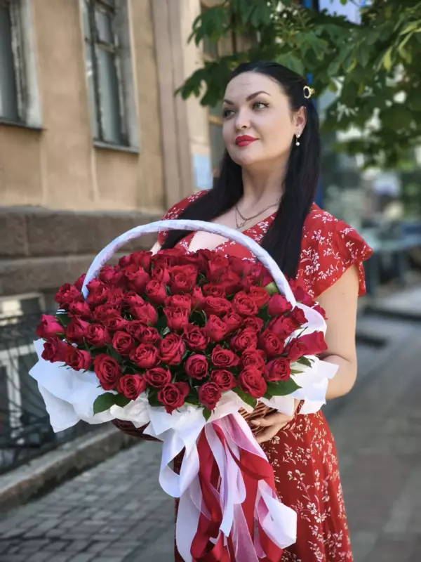 21 тюльпан в плетеном лукошке