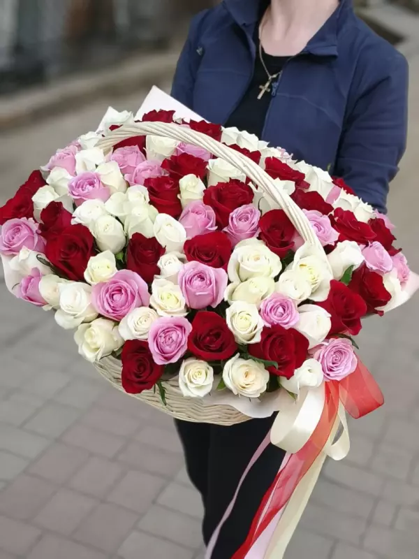 101 роза 50 см в корзине