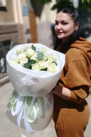 15 роз 50 см с эвкалиптом