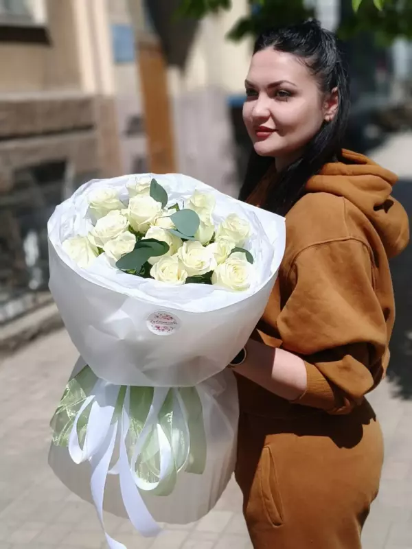 15 роз 50 см с эвкалиптом