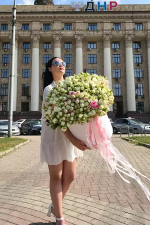 151 кустовая роза в коробке