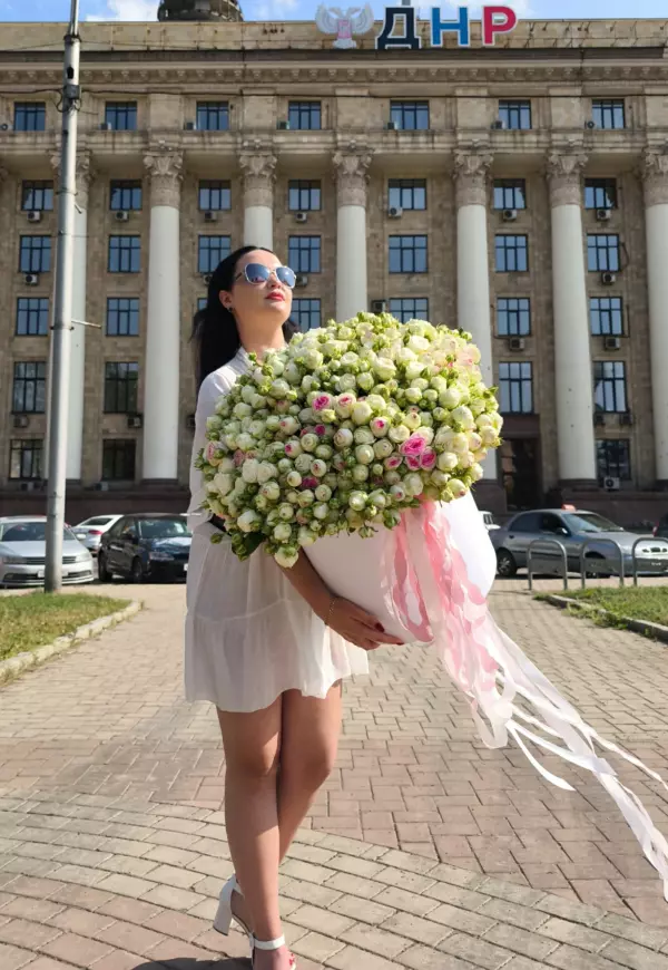 151 кустовая роза в коробке