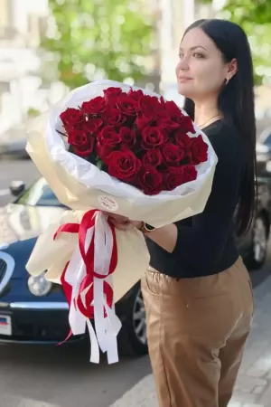 21 тюльпан в плетеном лукошке