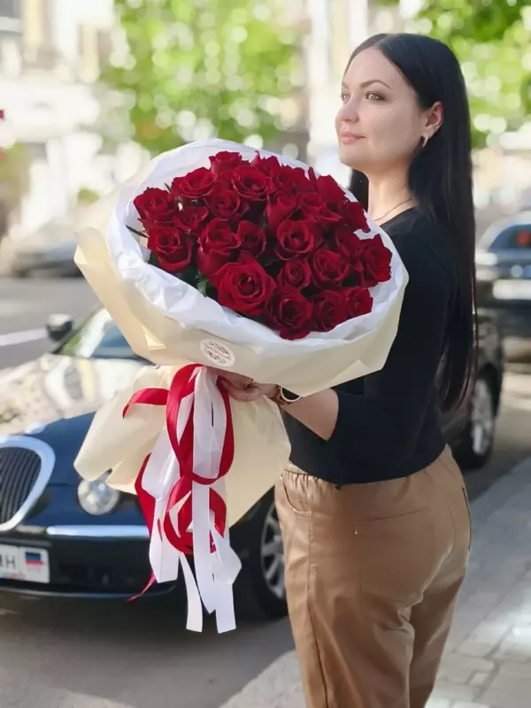 21 тюльпан в плетеном лукошке