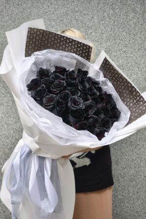 33 черные голландские розы 70 см