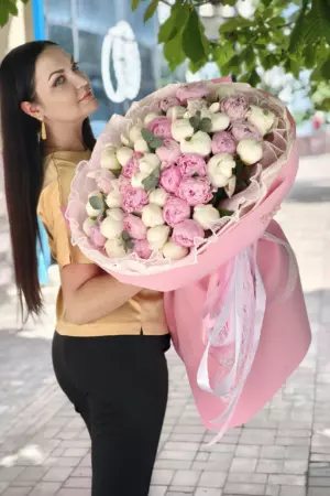45 пионов с эвкалиптом