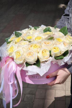 25 пионовидных роз в шляпной коробке