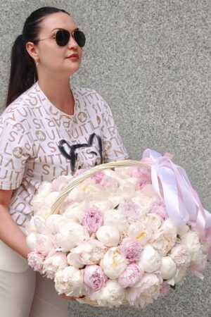 Композиция из 101 пиона в корзине