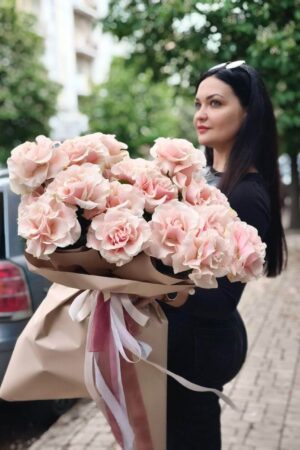 Букет из 21 французской розы 70 см