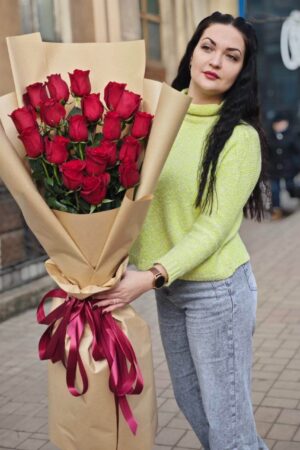 Букет из 19 алых роз 1 м