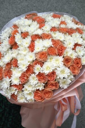 Огромный букет розы и хризантемы
