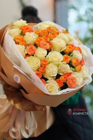 Букет из кустовых и одноголовых роз