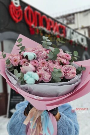 Букет из пионовидной розы с хризантемой