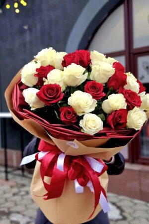 Букет из 27 красных и белых голландских роз