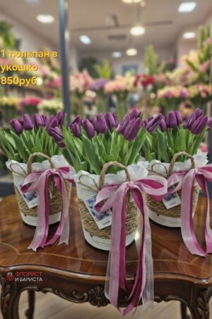 Композиция из 21 тюльпана в плетеном лукошке