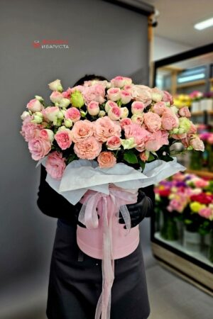 Композиция из ассорти кустовых роз в бархатной шляпной коробке