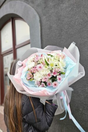 Нежный букет *Лазурное небо* из альстромерии  и хризантемы