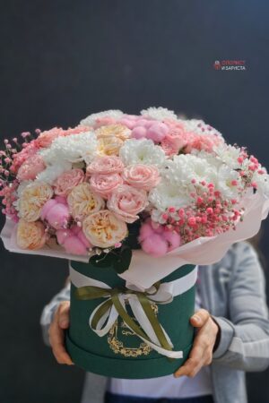 Композиция из кустовой розы с хризантемой в шляпной коробке