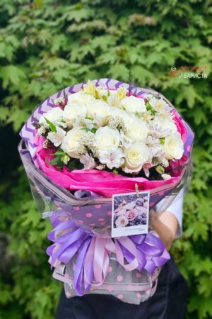 Букет из кенийской белой розы с альстромерией