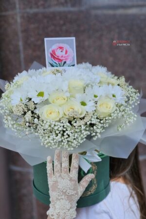 Композиция из белых кенийских роз и хризантемы в шляпной коробке