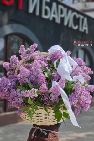 Объемная композиция из сирени в плетеной корзине