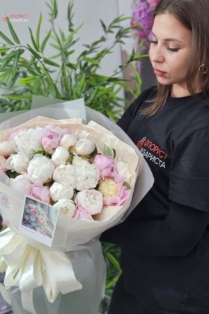 Букет из 25 кремово розовых пионов