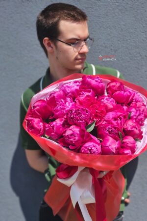 Букет из 25 фиолетовых пионов