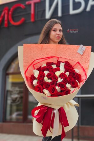 Букет из 51 голландской красно белой розы