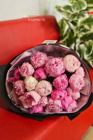 Букет из 25 розовых пионов