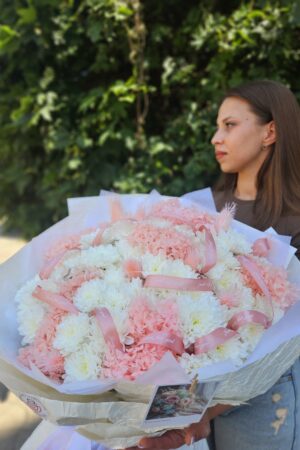 Объемный букет из хризантемы и гортензии
