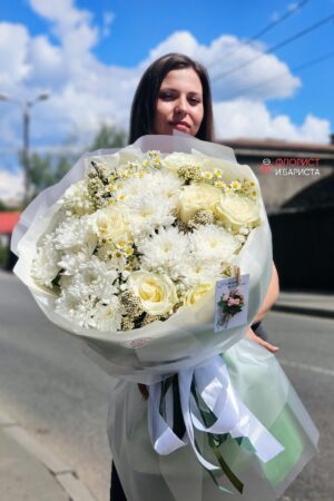 Нежный букет из голландских роз, хризантем и альстромерии
