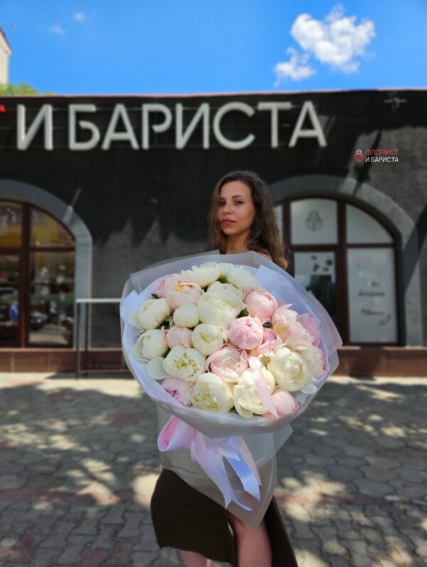 Нежный букет из 25 пионов белых с розовым