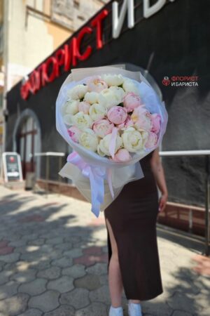 Нежный букет из 25 пионов белых с розовым
