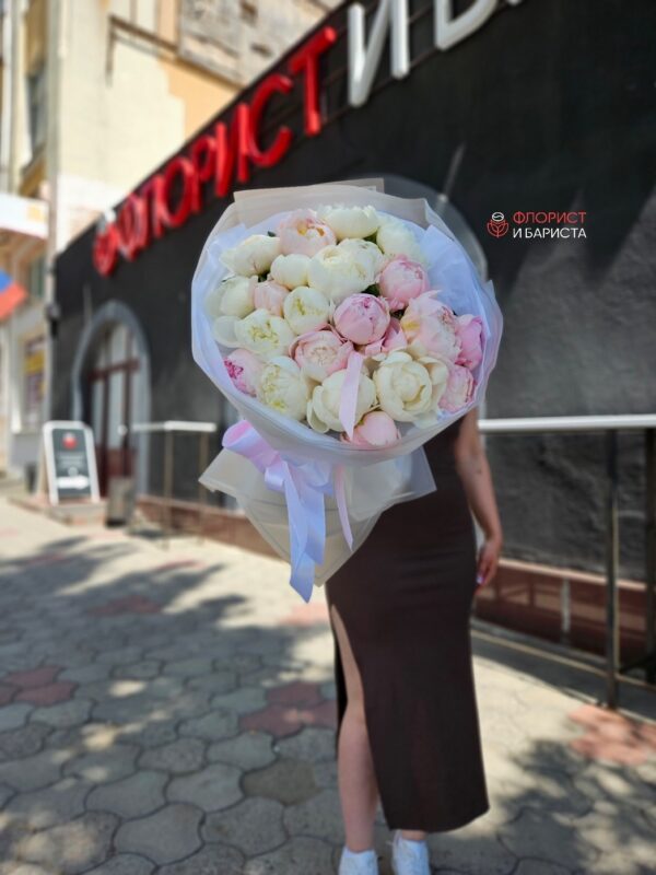 Нежный букет из 25 пионов белых с розовым