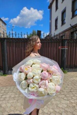 Нежный букет из 25 пионов белых с розовым