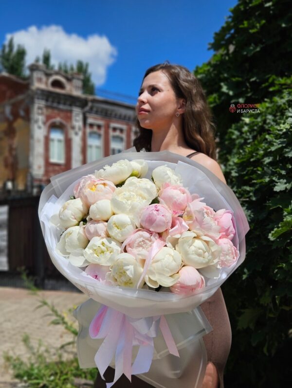 Нежный букет из 25 пионов белых с розовым