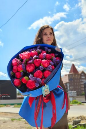 Букет из 25 пионов и статицы в ярком оформлении