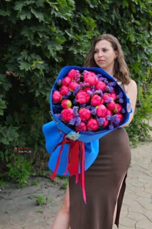 Букет из 25 пионов и статицы в ярком оформлении