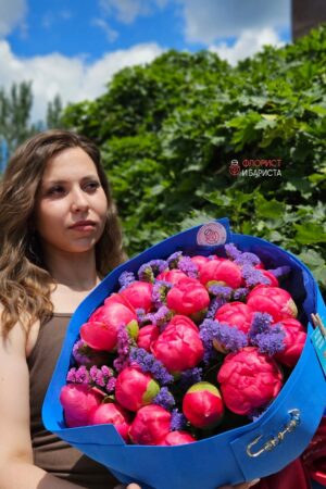 Букет из 25 пионов и статицы в ярком оформлении