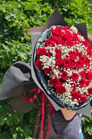 Букет из 55 голландских роз 60 см с гипсофилой