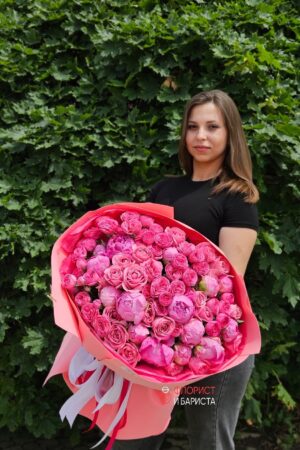 Объемный розовый букет из ассорти роз и пионов