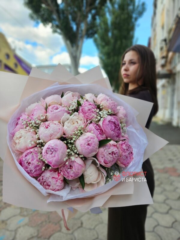 Букет из 25 нежных пионов с гипсофилой