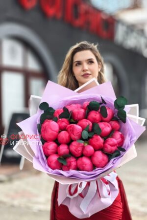 Букет из 25 пионов коралловых с эвкалиптом