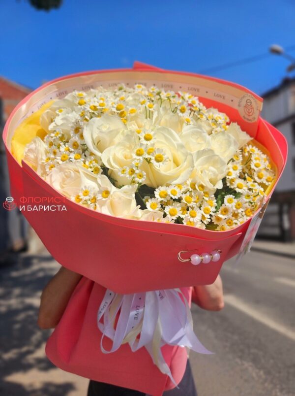 Букет из голландской белой розы и мелкой ромашки