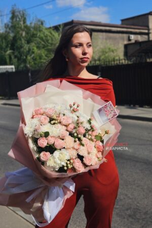 Нежный букет из роз, диантусов и хризантемы