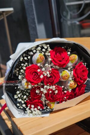 Букет из 9 голландских роз с киндерами