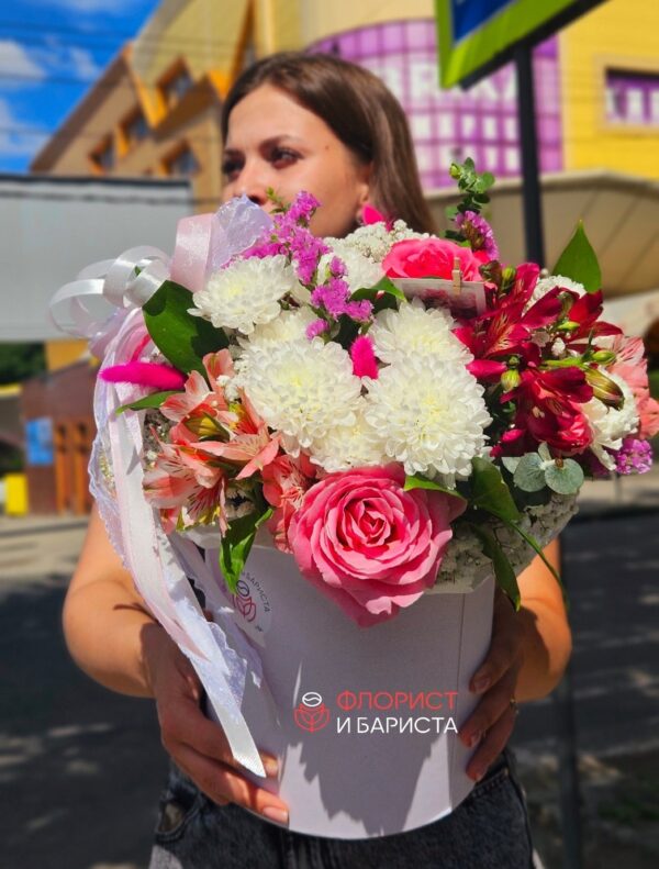 Композиция из ассорти цветов в шляпной коробке с гелиевыми шарами