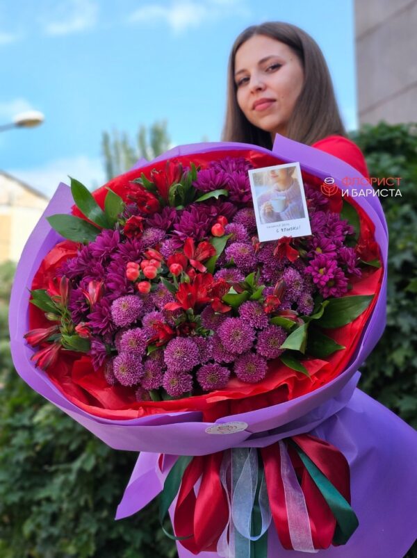 Букет из микса цветов, размер М, в сиренево красных оттенках
