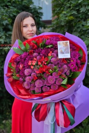 Букет из микса цветов, размер М, в сиренево красных оттенках