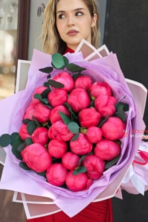 Букет из 25 пионов коралловых с эвкалиптом